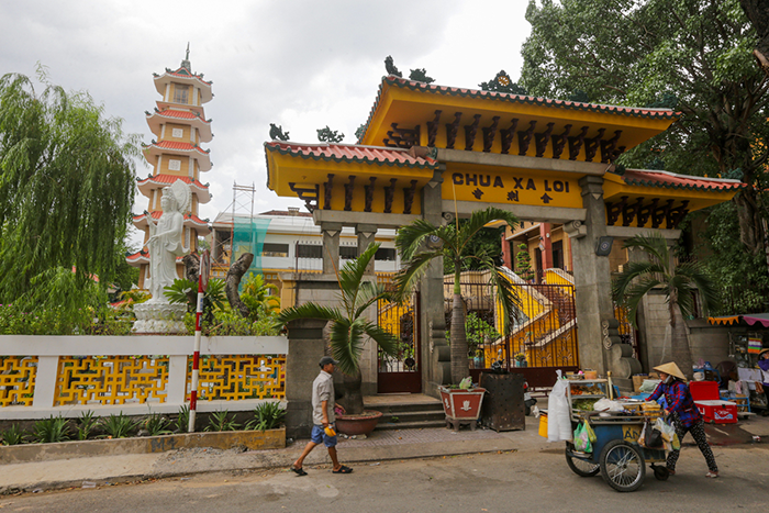 Cổng tam quan chùa Xá Lợi, phía xa là tháp chuông bảy tầng (Ảnh: Sưu tầm) 