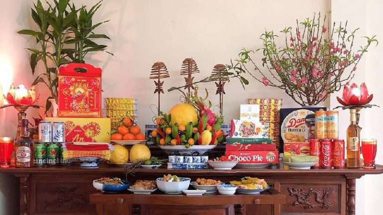 Văn khấn mùng 1 gia tiên và thần linh đầy đủ và chi tiết nhất